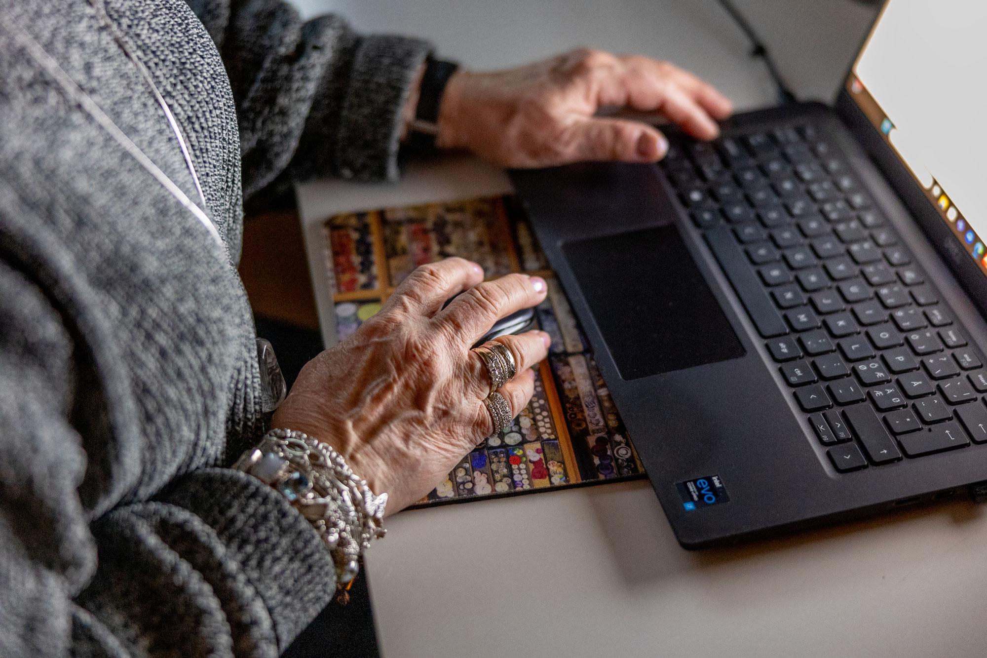 laptop med musmatta med mönster